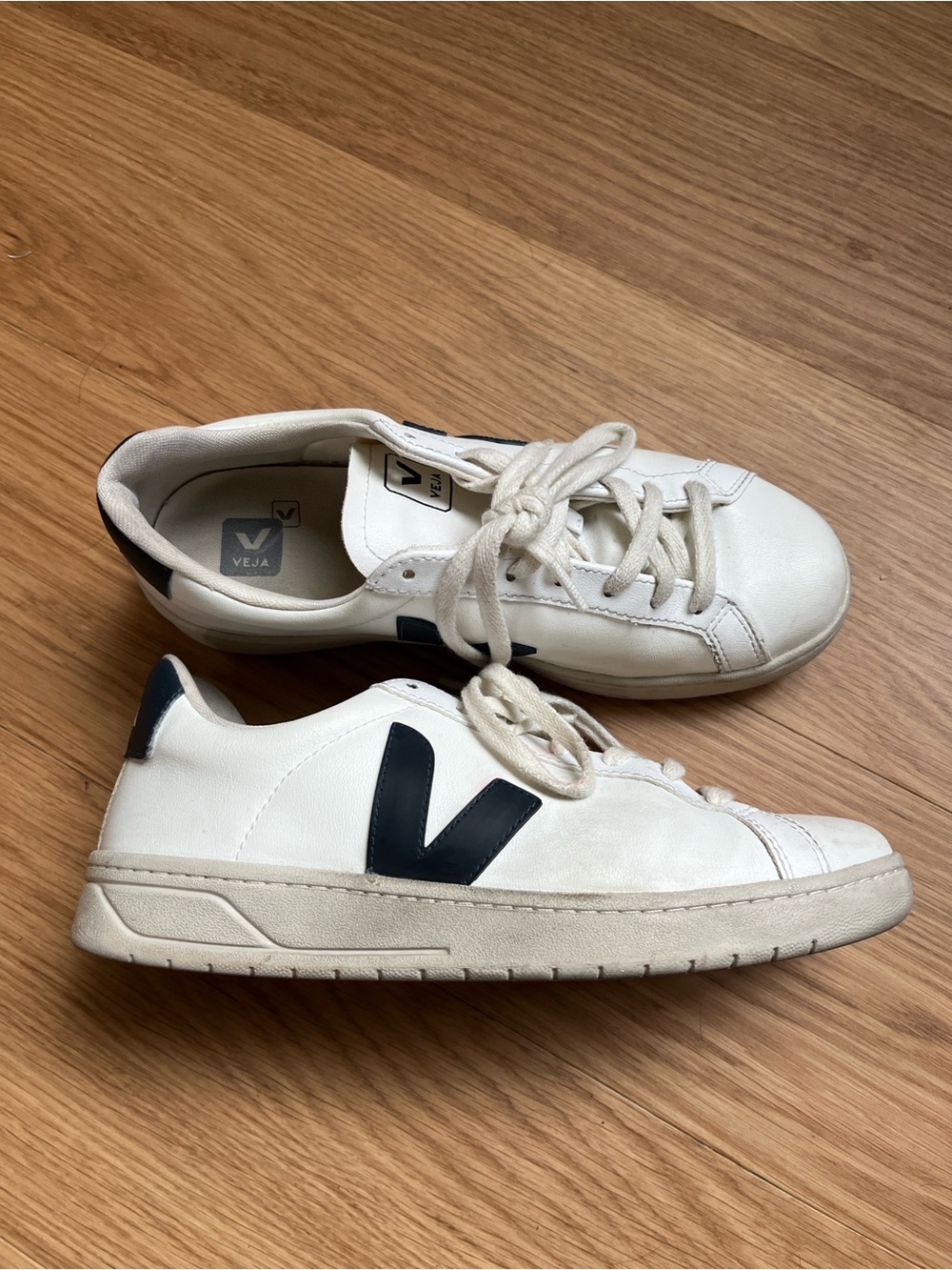 VEJA Women’s  URCA CWL White Nautico sneaker size 9